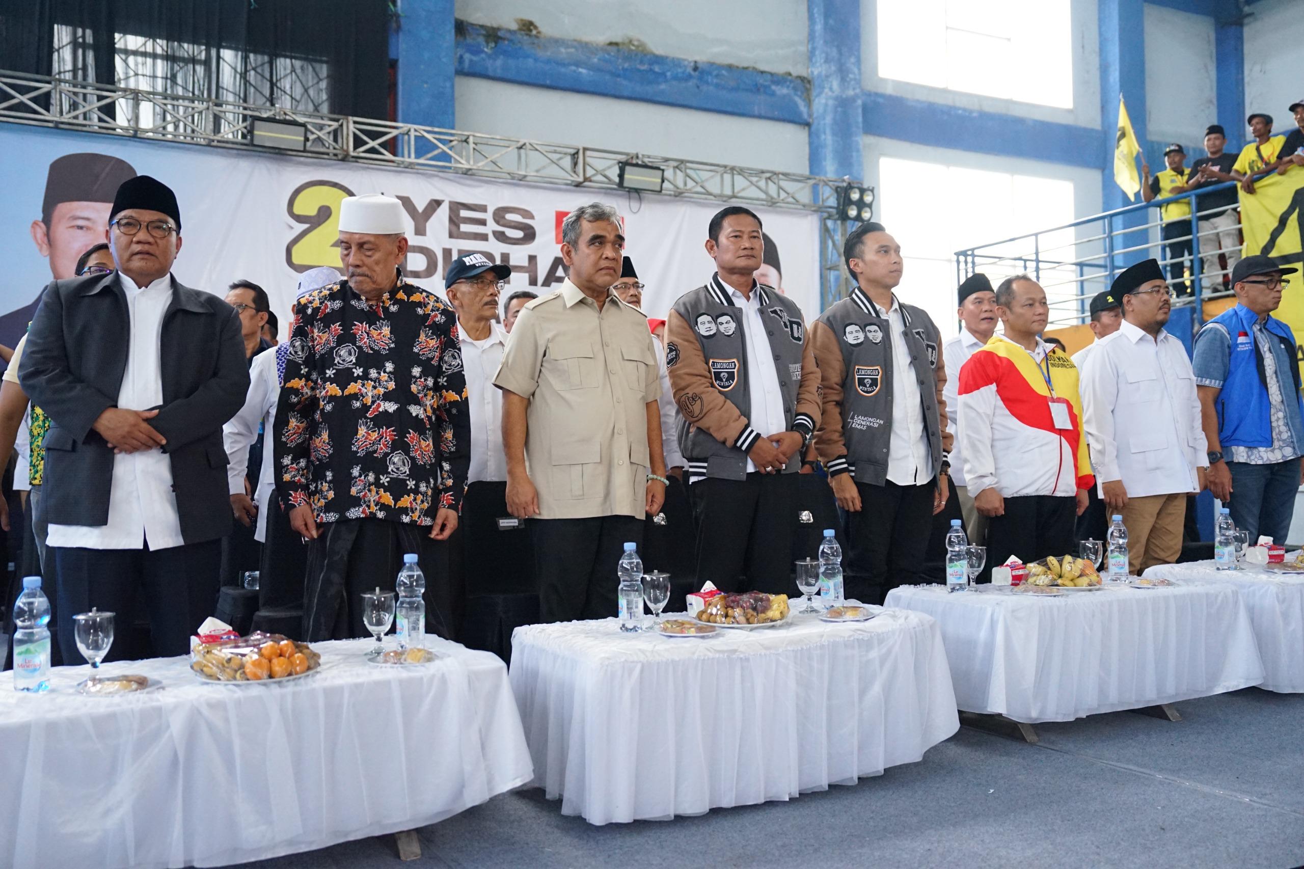 DUKUNGAN KUAT: Dari kiri, Bupati Lamongan periode 2000 - 2010, H Masfuk; pengasuh Ponpes Sunan Drajat , KH Abdul Ghofur; Sekjen Partai  Gerindra Ahmad Muzani; membersamai Yes - Dirham. (ANJAR/RDR.LMG)