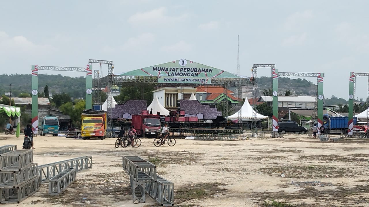 HARI KAMPANYE AKBAR: Panggung yang disiapkan pasangan Bagus Jumat untuk digunakan hari ini. (IST/RADAR LAMONGAN)