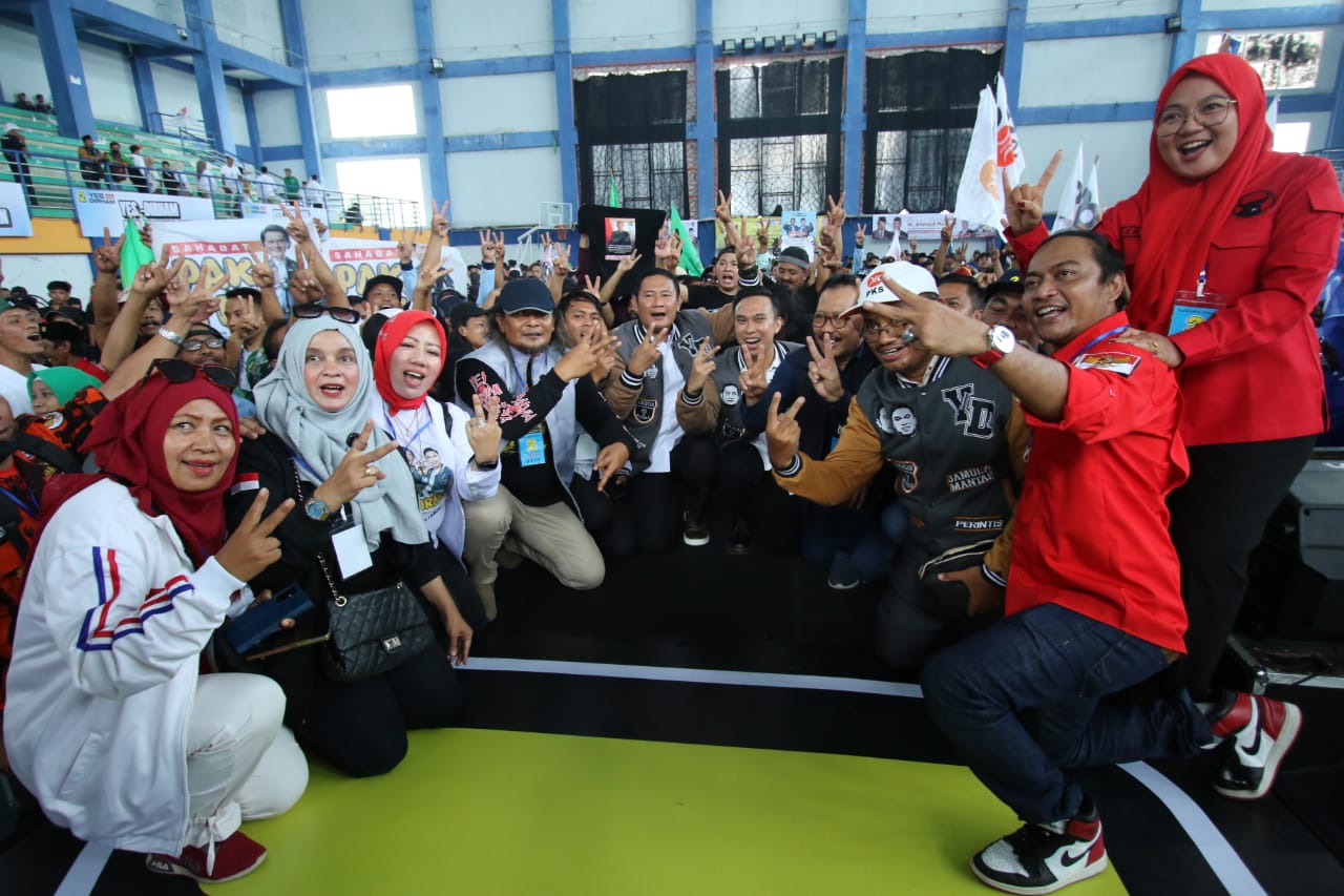 UNTUK SEMUA GOLONGAN: Yes - Dirham berfoto bersama dengan para pendukungnya. (ANJAR/RADAR LAMONGAN)