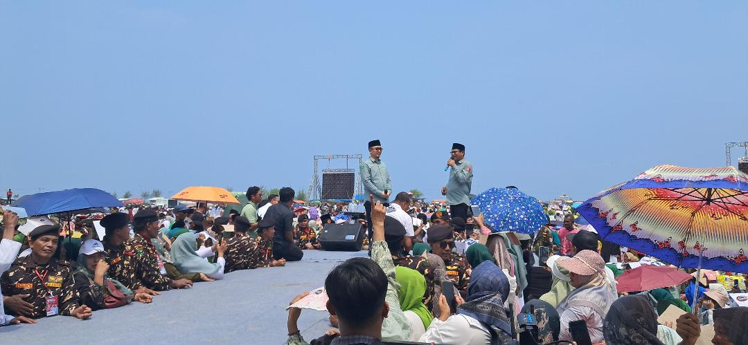 KAMPANYE HARI TERAKHIR: Pasangan Bagus di lapangan Desa Kemantren, Kecamatan Paciran dalam Kampanye Akbar Munajat Perubahan Sabtu (23/11).(GAMAL A/RDR.LMG)
