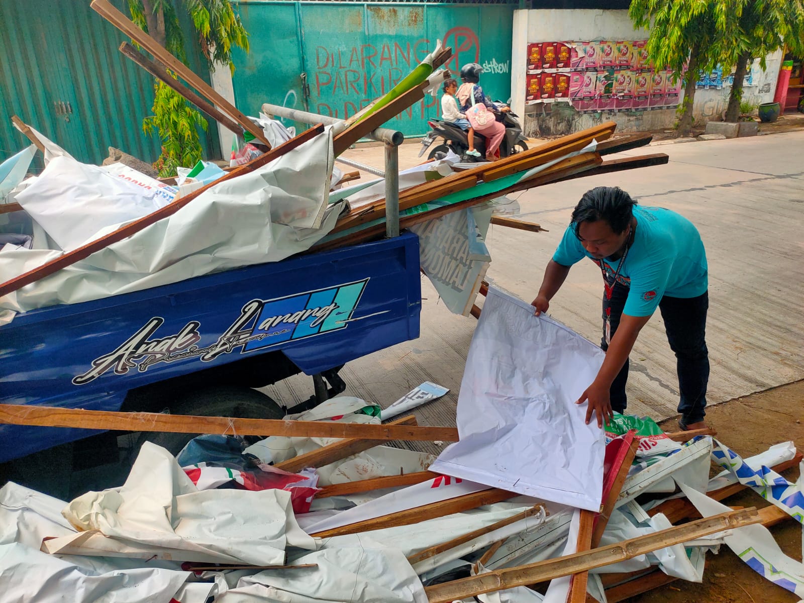 MASA TENANG: Petugas menertibkan APK paslon Pilkada serentak di Lamongan.&nbsp;