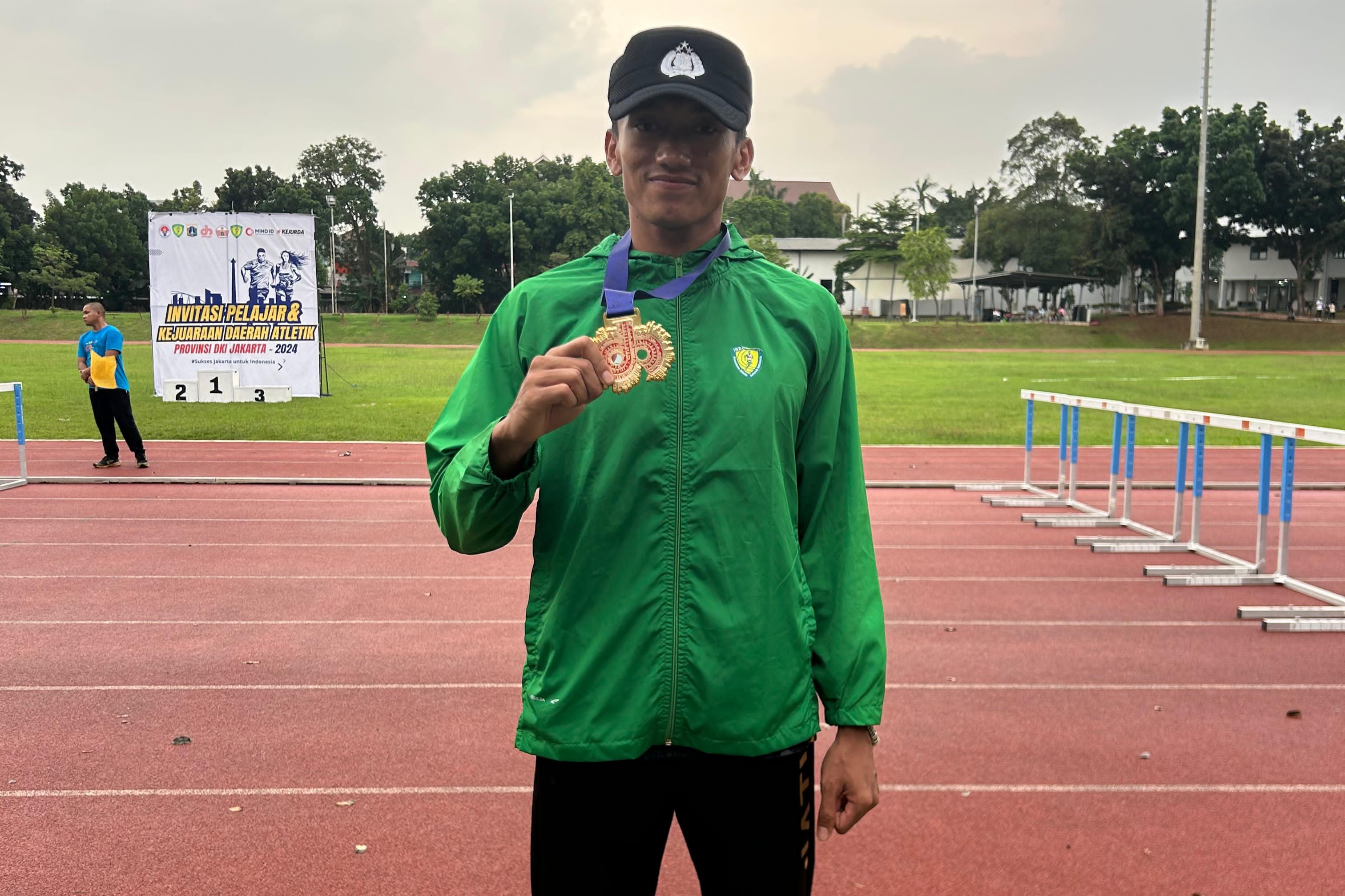 RAIH MEDALI EMAS: Bripda Teuku Tegar Abadi, anggota Polsek Solokuro setelah menyelesaikan lari 400 m. (IST/RADAR LAMONGAN)