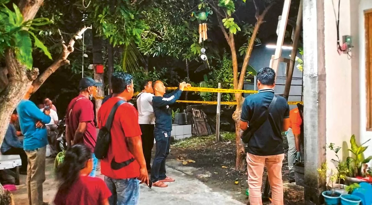 Tim gabungan Polres Gresik melakukan olah TKP di Desa Mojosarirejo, Kecamatan Driyorejo, pada Sabtu (23/11) malam. Petugas masih memburu ML yang menghabisi nyawa istrinya. (DOK POLRES GRESIK)
