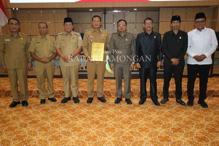 Pemkab Lamongan  bersama DPRD Lamongan mengesahkan raperda APBD Lamongan tahun anggaran 2025. (Anjar/Radar Lamongan)