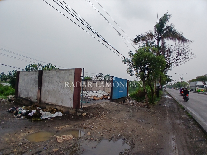 BUKAN DIBUANG DI TEMPATNYA: Sampah yang dibuang di pinggir.  (ANJAR DWI PRADIPTA/RDR.LMG)