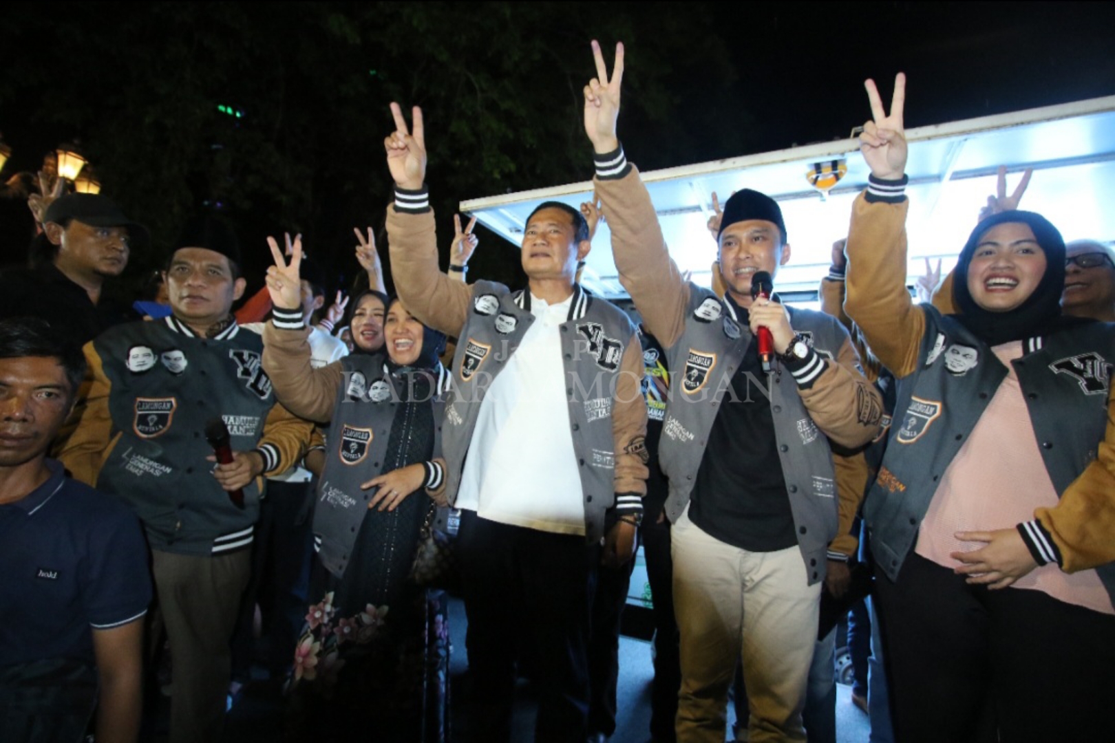 Paslon Yes-Dirham saat mendeklarasikan kemenangan berdasarkan hasil hitung cepat (quick count) Win Vote Surabaya bersama tim pemenangan, relawan, dan simpatisan.&nbsp;(Anjar / Radar Lamongan)
