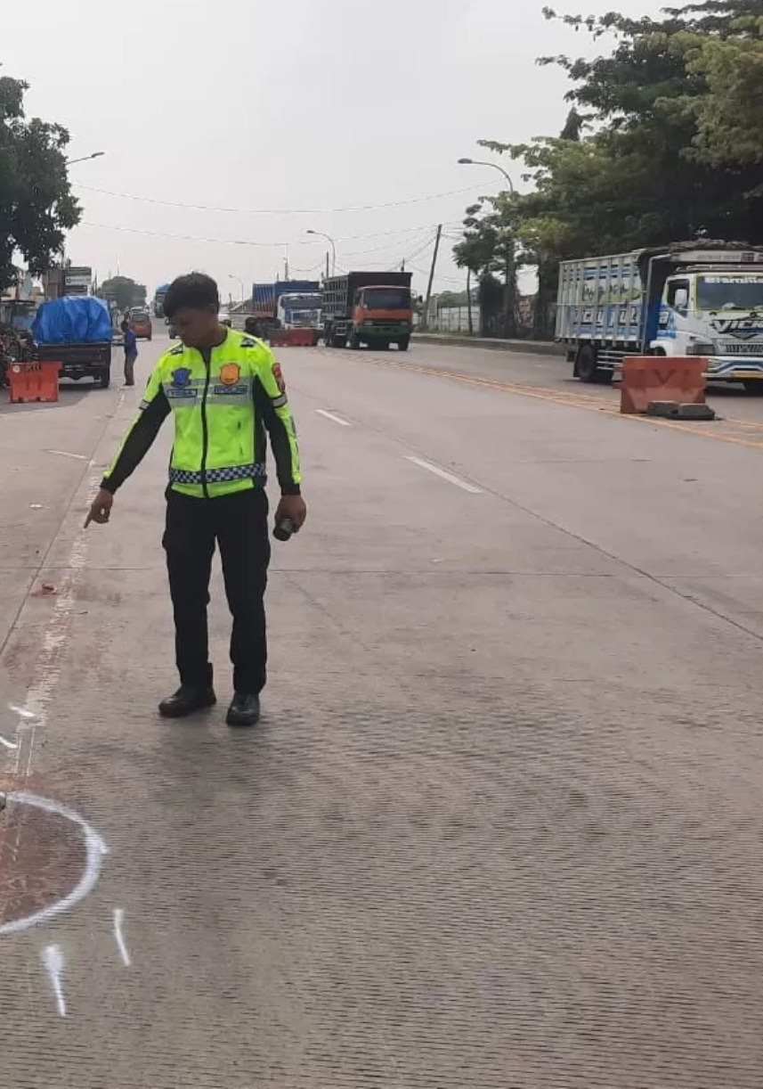 OLAH TKP : Anggota Unit Laka Satlantas Polres Gresik saat melakukan olah TKP di Jalan Raya Desa Duduksampeyan, Gresik, Selasa (26/11). (Yudhi Radar Gresik)
