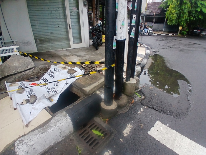 DIPERBAIKI: Salah satu saluran air yang perlu perbaikan agar pembuangan airnya lebih lancar. (ANJAR DWI PRADIPTA/RDR.LMG)