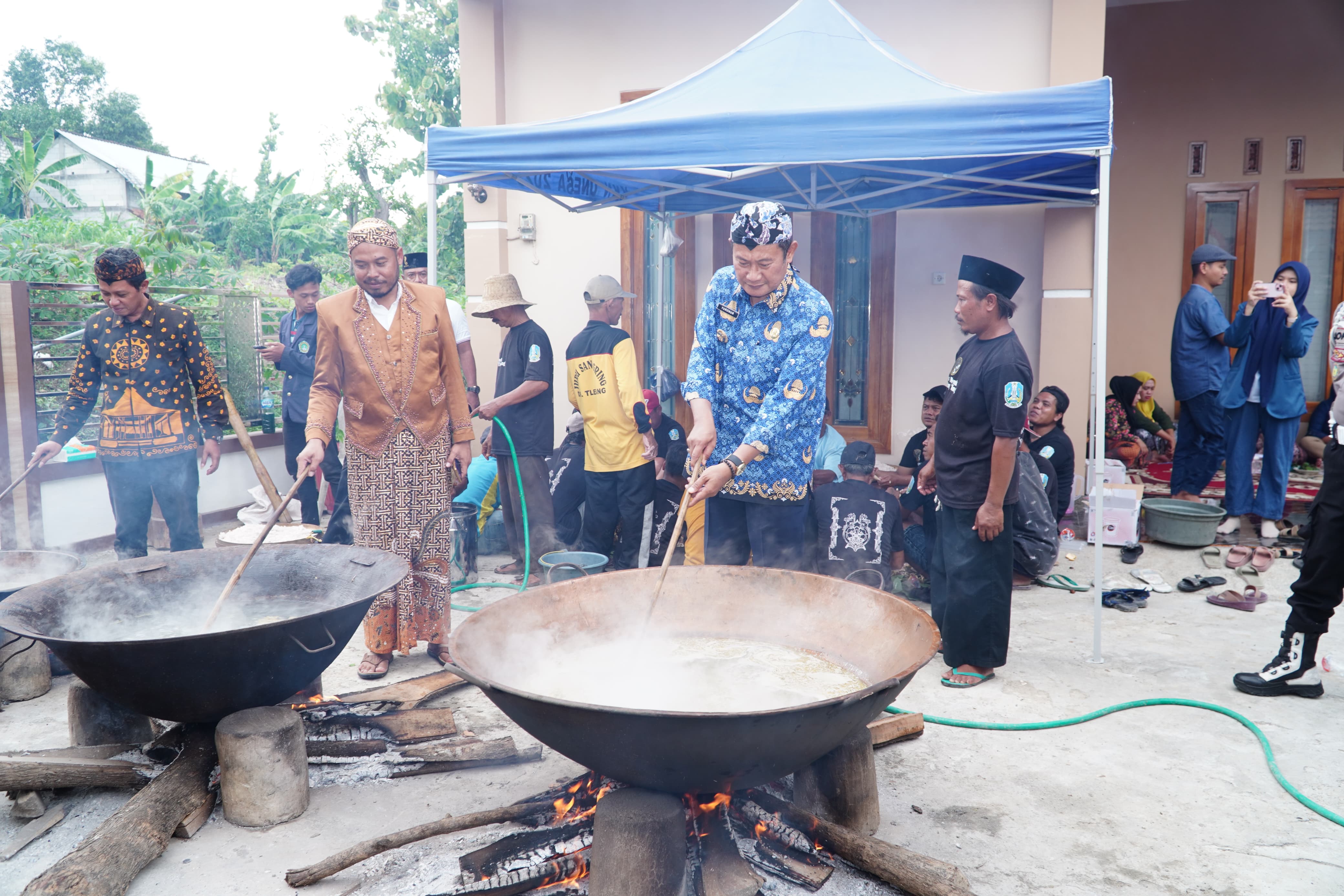 IKUT MEMASAK: Bupati Lamongan, Yuhronur Efendi, ikut memasak ayam di acara Mendak Sanggring tetap dilestarikan warga Desa Tlemang, Kecamatan Ngimbang. (HUMAS PEMKAB/RDR.LMG)