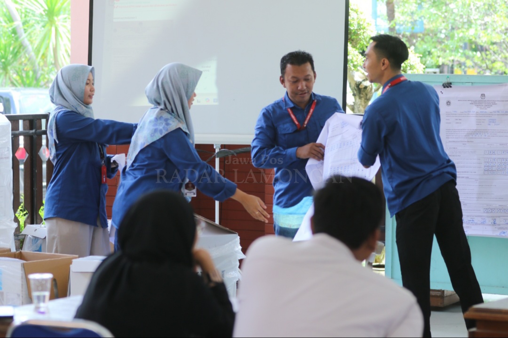 BERJENJANG: Proses rekapitulasi di tingkat kecamatan masih berlangsung.&nbsp;(Anjar D. Pradipta / Radar Lamongan)