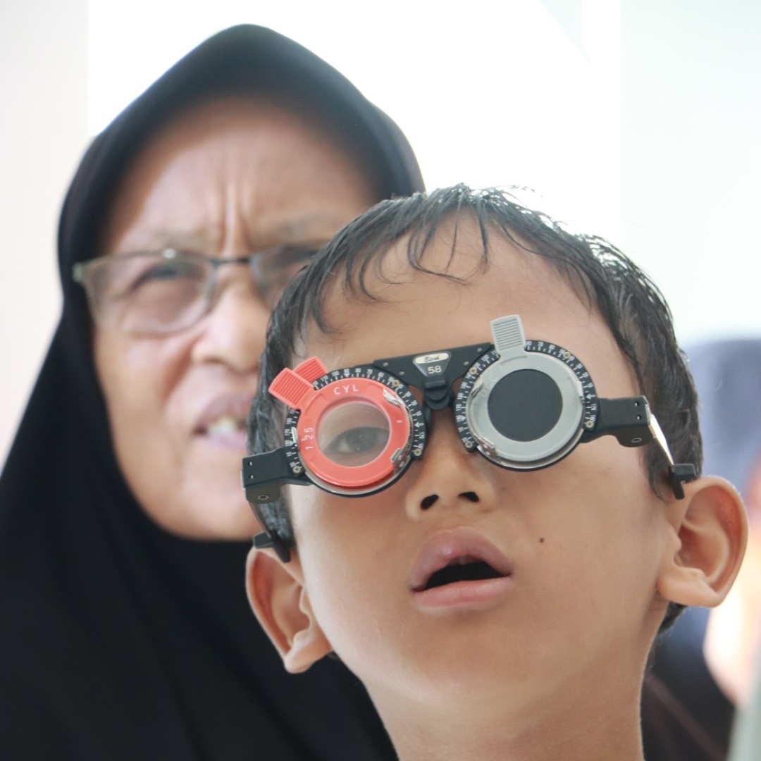 KACAMATA GRATIS: Kacamata dberikan kepada para lansia (kacamata baca) dan kacamata minus serta silinder kepada anak-anak hingga para siswa.