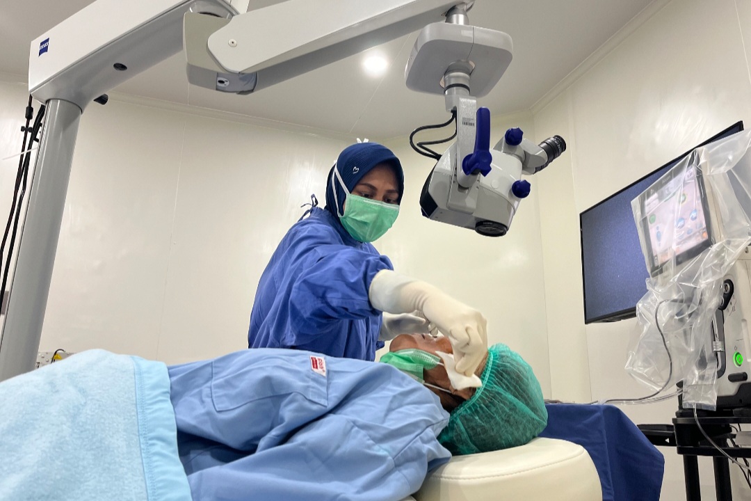 PROFESIONAL: Operasi Katarak dan Pterigium dilakukan oleh tenaga profesional dokter spesialis mata di RS Mata KMU Lamongan.