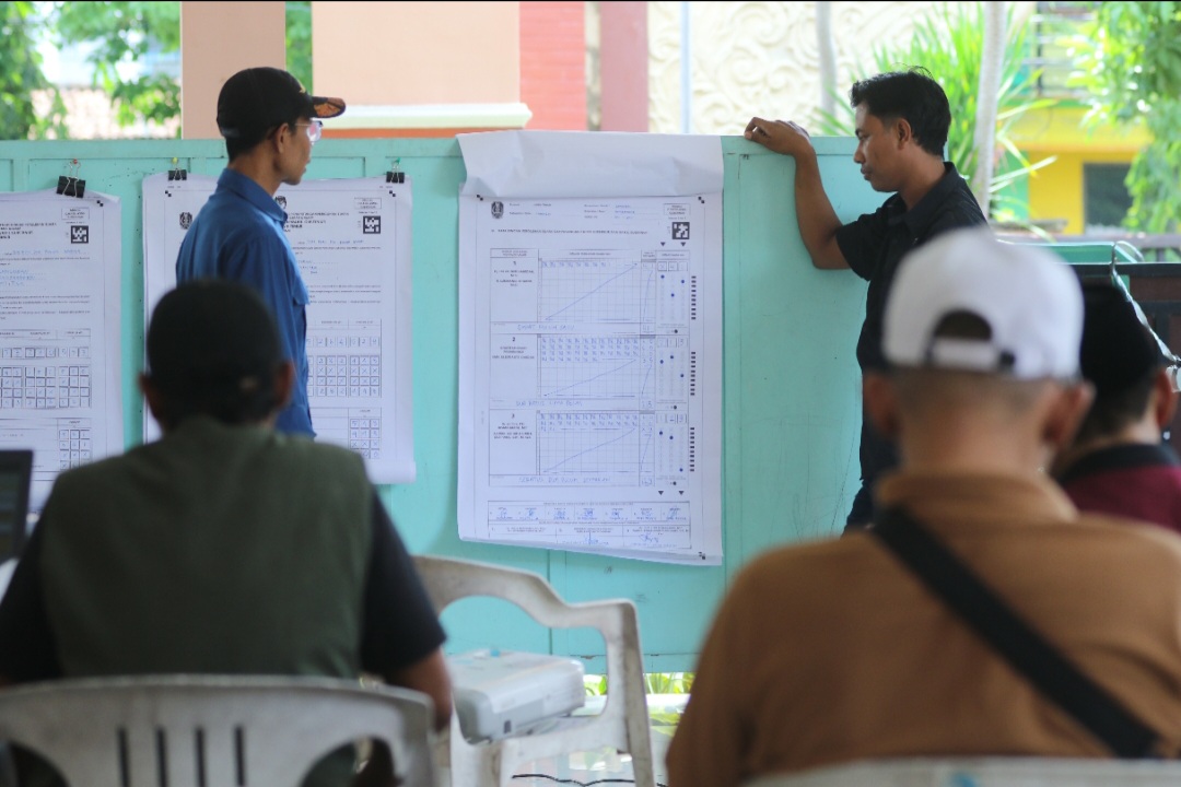 LANCAR: KPUK Lamongan memastikan rekapitulasi di tingkat kecamatan seluruhnya selesai, Minggu (1/12). Hasilnya tampak jumlah pemilih tahun ini menurun.&nbsp;