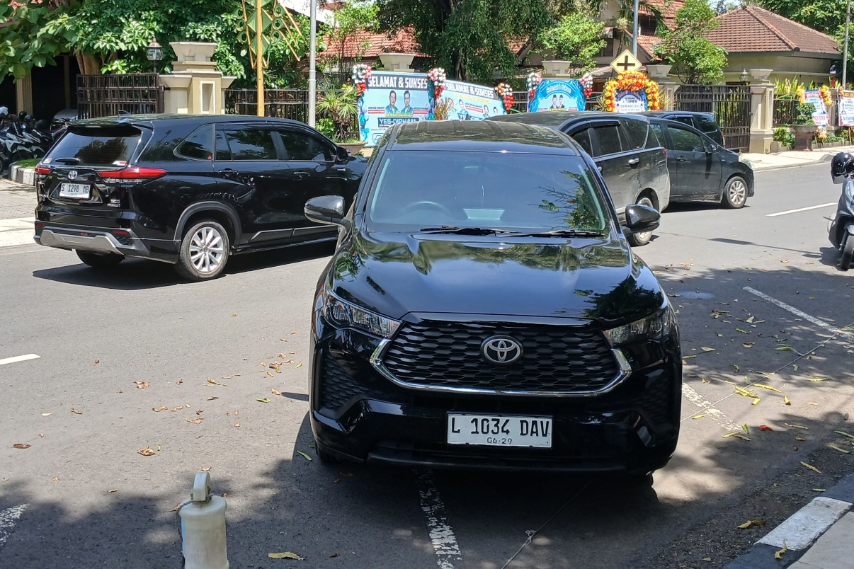 BANYAK UNTUNGNYA: Salah satu mobdin untuk kepala dinas yang menyewa pihak ketiga. (ANJAR DWI PRADIPTA/RDR.LMG)