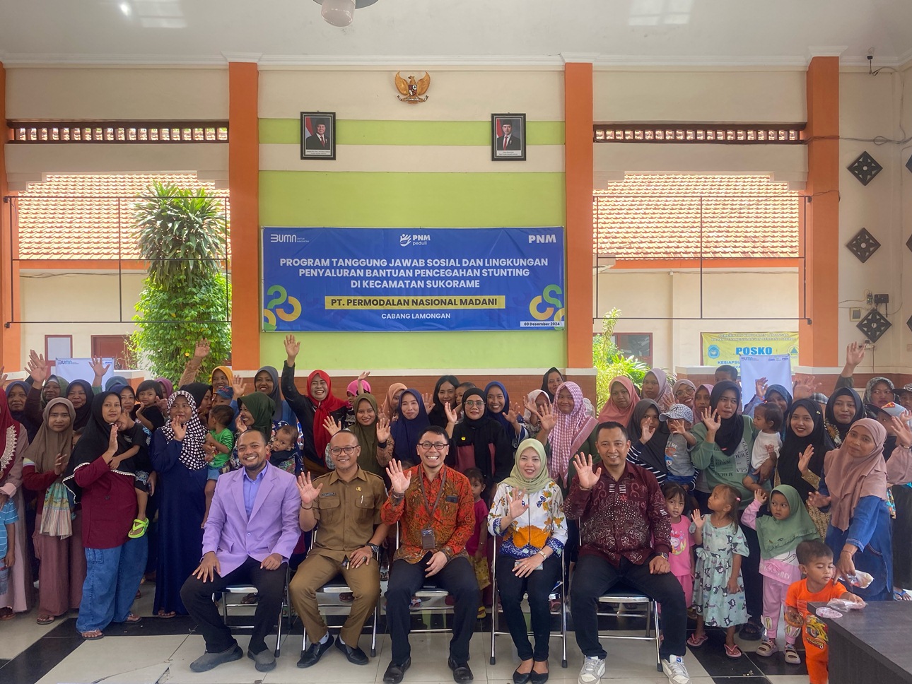 SIMBOLIS: Penyerahan bantuan pencegahan stunting  untuk balita secara simbolis oleh Pemimpin PNM Cabang Lamongan Anang Fatkur Rohman di Kecamatan Sukorame, Lamongan.