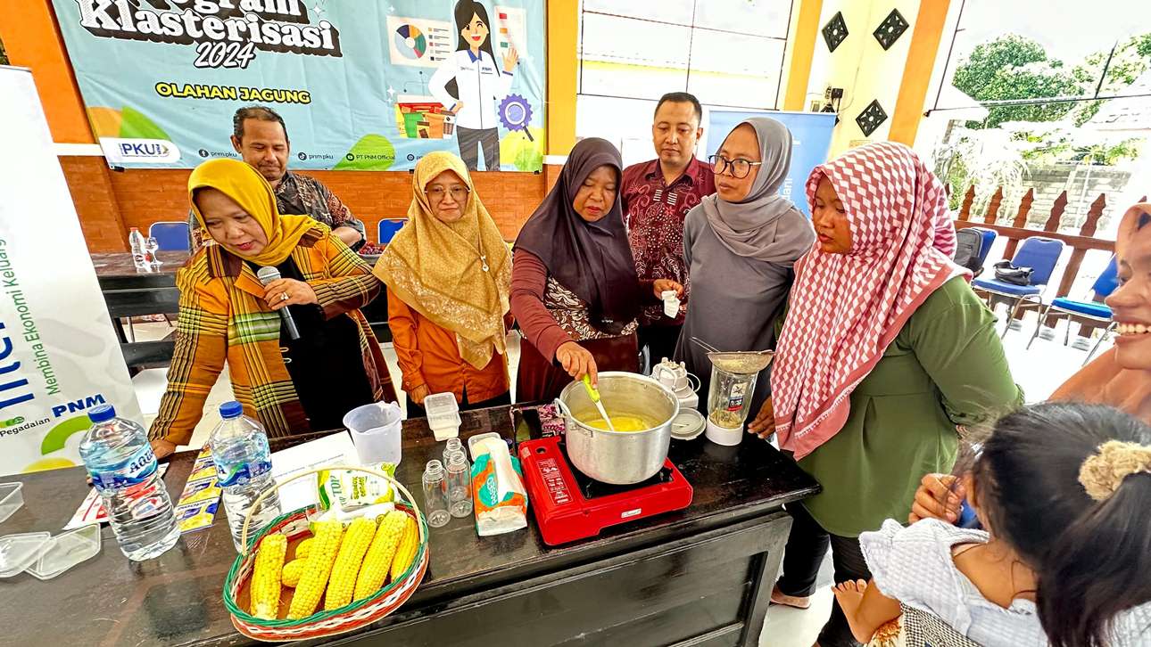 BIAR LEBIH BERNILAI LAGI: Nasabah Meekar di Kecamatan Sukorame antusias mengikuti pelatihan pengolahan jagung di Pendapa Kecamatan Sukorame