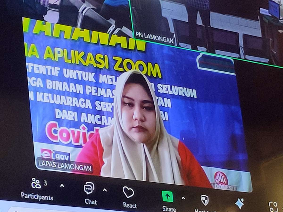 TERANCAM EMPAT TAHUN PENJARA: Aslihatul Mutholaah menjalani sidang kasus dugaan penggelapan sertifikat tanah di PN Lamongan. (IST/RDR.LMG)