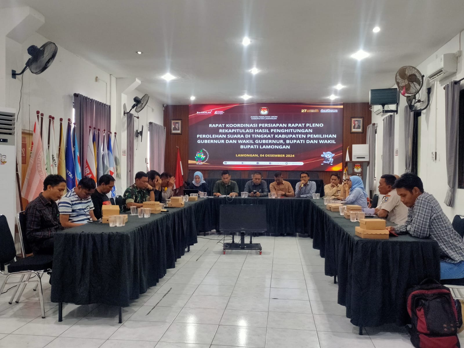 MATANGKAN PERSIAPAN: KPUK Lamongan berkoordinasi dengan stakeholder terkait, sebagai persiapan rapat pleno rekapitulasi hasil penghitungan suara Pilkada serentak tingkat kabupaten. (Ist / Rdlamg)