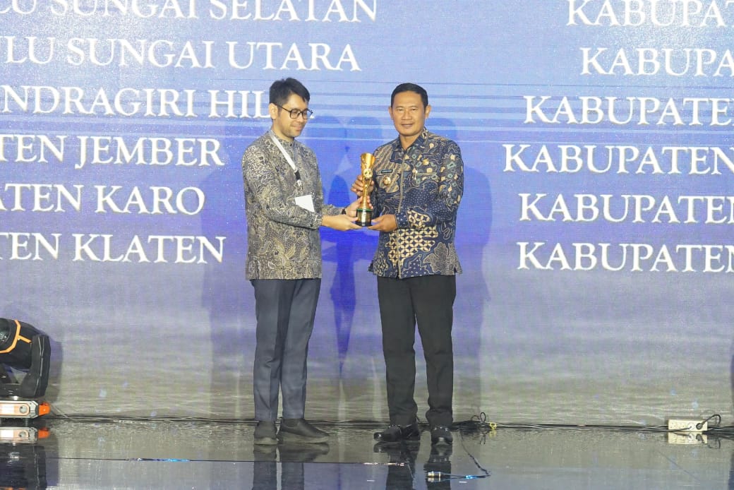 INOVATIF: Bupati Yes saat menerima penghargaan Innovative Government Award (IGA) Tahun 2024 dari Kemendagri. (Ist. / Radar Lamongan)