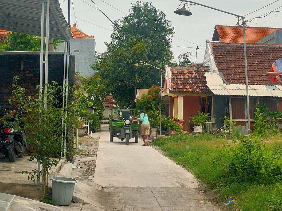 DIPERBAIKI: Jalan lingkungan di wilayah Bandung, Kelurahan Sukomulyo. (RIKA RATMAWATI/RDR.LMG)