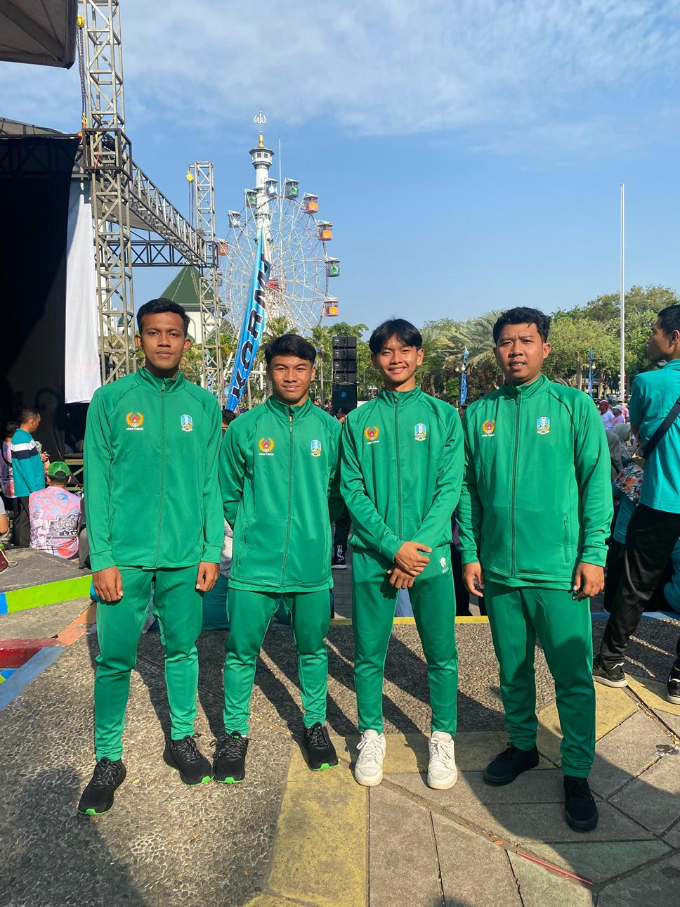 SIAPKAN TIM KE KEJURPROV: Pelatih bola tangan Lamongan, Sugeng Tri Atmojo, saat bersama anak asuhnya. (DOK/RDR.LMG)
