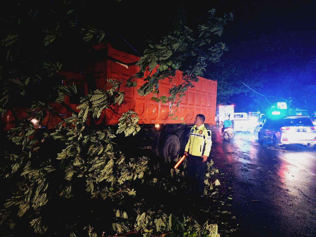 DIEVAKUASI: Truk yang kecelakaan di Desa/Kecamatan Sukodadi Selasa (3/12) malam. (GAMAL A/RDR.LMG)
