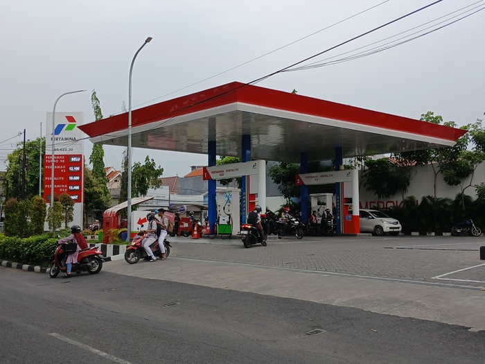 PASTIKAN AMAN: Salah satu SPBU di Lamongan yang tidak mengalami masalah dalam penyediaan BBM.  (ANJAR DWI PRADIPTA/RDR.LMG)