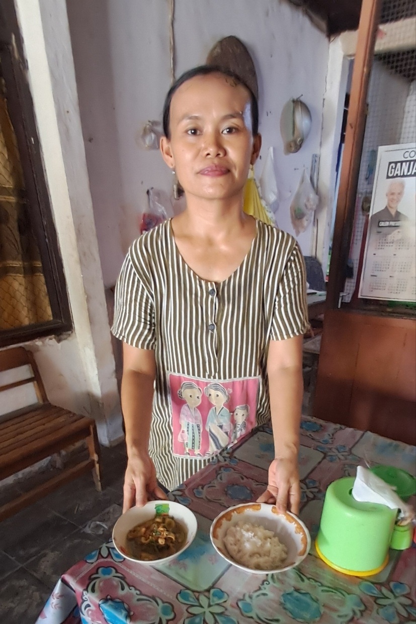 WARISAN NENEK: Titik Nuryati menghidangkan soto babat di warungnya yang ada di Kecamatan Kembangbahu. (GAMAL A/RDR.LMG)