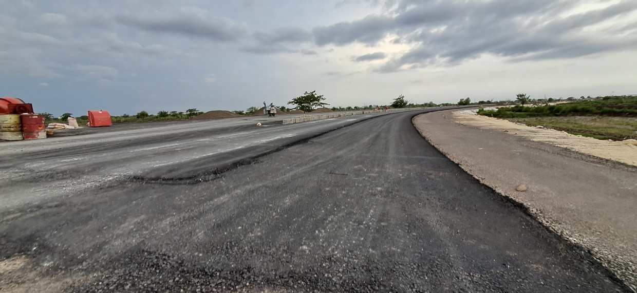 MASIH PENGERJAAN: Jalan lingkar utara belum selesai. Sehingga jalan tersebut belum difungsikan secara resmi. (GAMAL A/RDR.LMG)