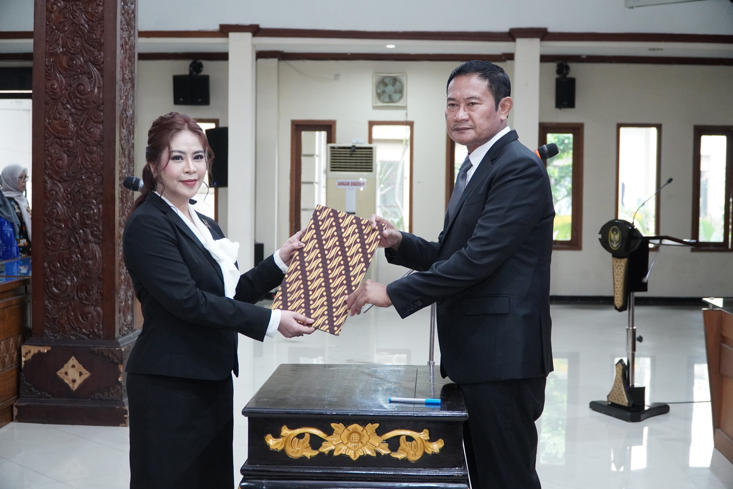 DILANTIK: Bupati Lamongan Yuhronur Efendi kemarin (6/12) melantik Direktur Utama Perumda Bank Perkreditan Rakyat BDL periode 2024 &mdash; 2029, Nur Rahmawati, di Pendapa Lokatantra Pemkab Lamongan. (IST)