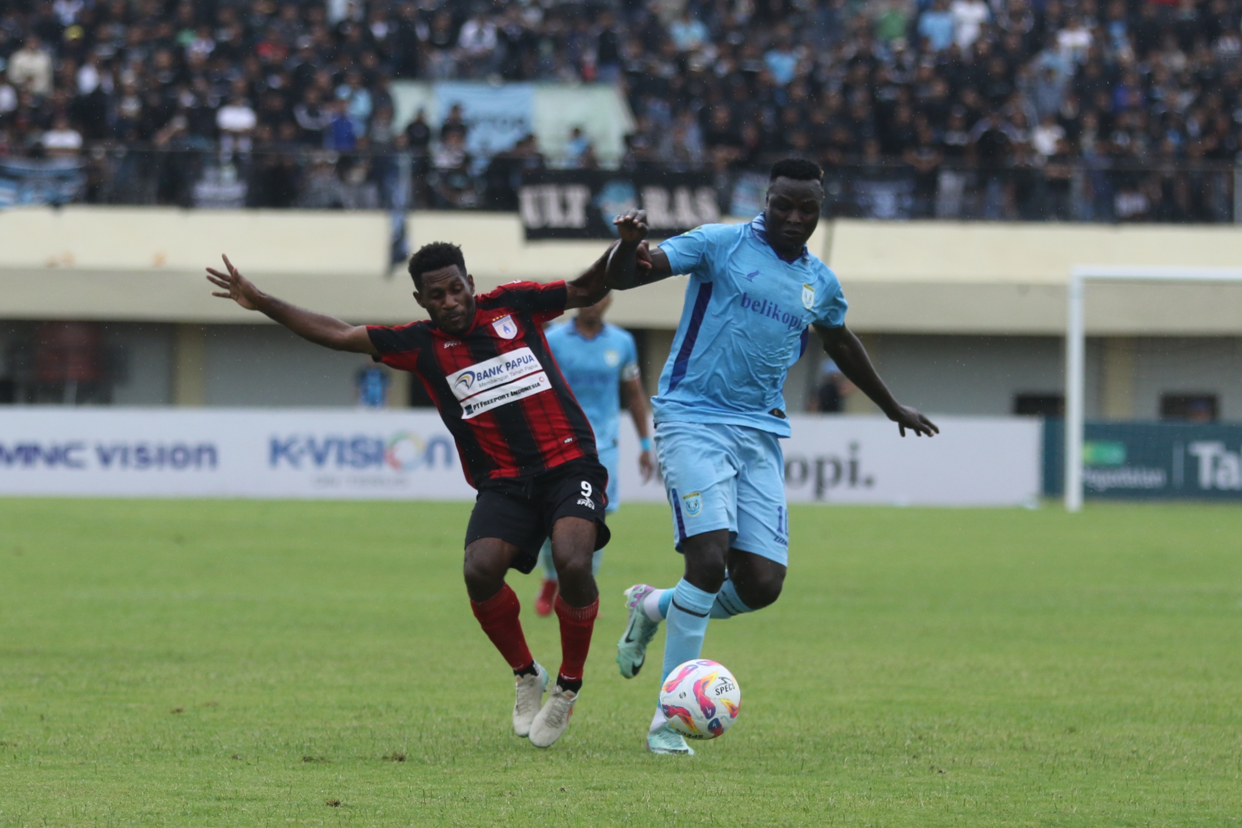 SAMA-SAMA LIGA 2: Persela dan Persipura  masih sama-sama berada di liga 2 musim ini. (Dok Radar Lamongan)