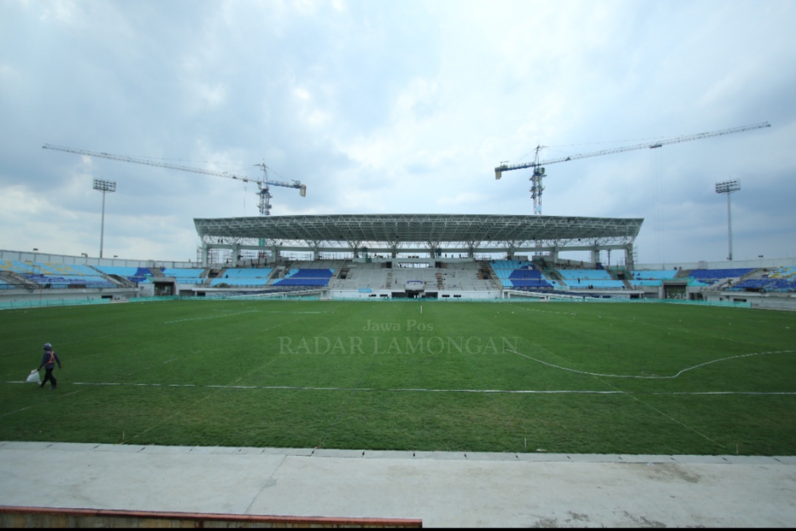 TINJAU LANGSUNG: Bupati Yes saat mendampingi pihak PSSI dan perwakilan FIFA meninjau pembangunan Stadion Surajaya Lamongan. (Anjar D. Pradipta / Radar Lamongan)
