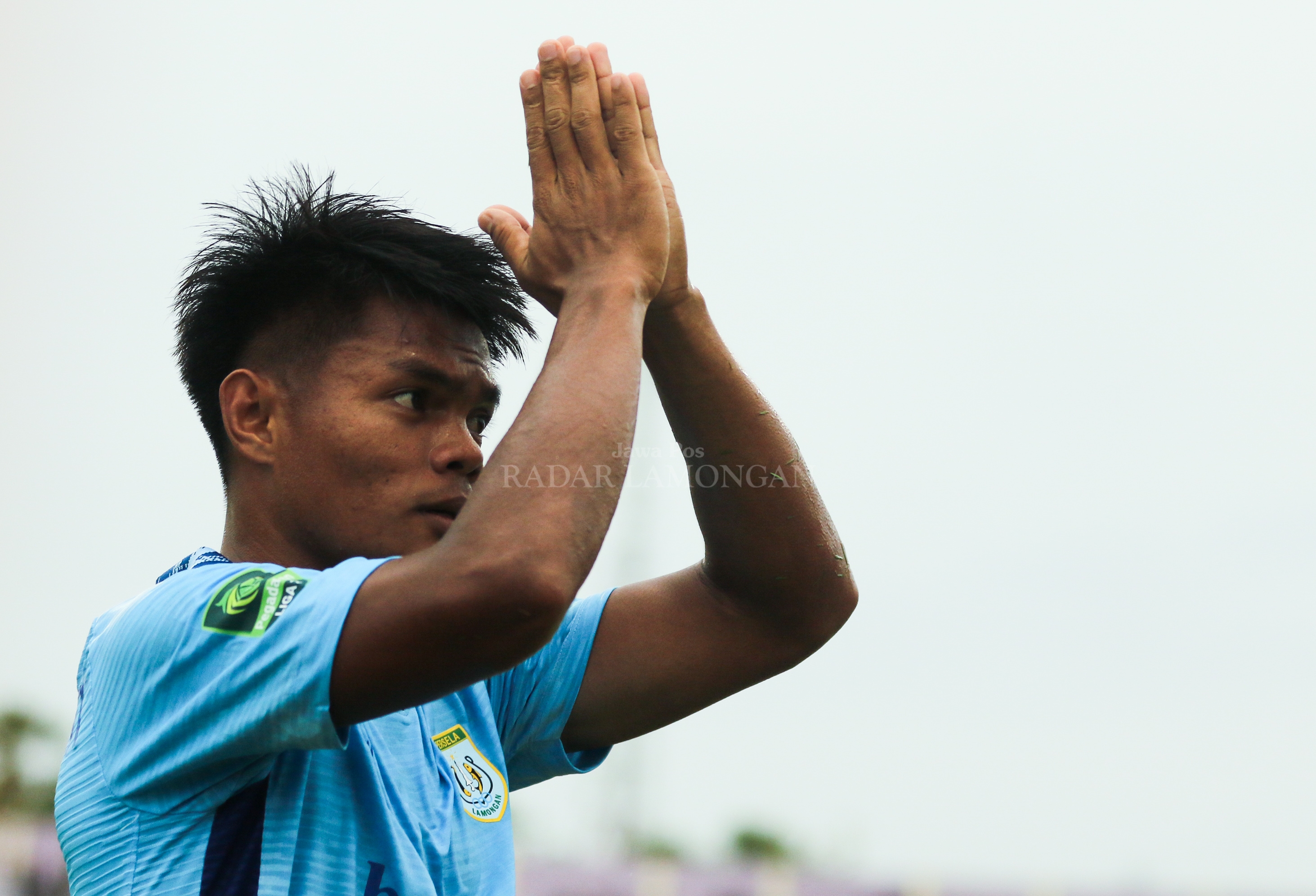 MERUGIKAN TIM: Rafiud Drajat tak bisa bermain melawan tuan rumah Rans Nusantara FC, Sabtu (14/12), akibat diganjar kartu merah pada laga sebelumnya. (Anjar D. Pradipta / Radar Lamongan)