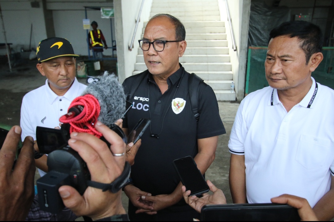 Adi Nugroho, Scurity and Safety PSSI, Didampingi Bupati Yuhronur Efendi (kanan), dan Kadispora, Erwin Sulistya Pambudi, saat kunjungan ke Stadion Surajaya
