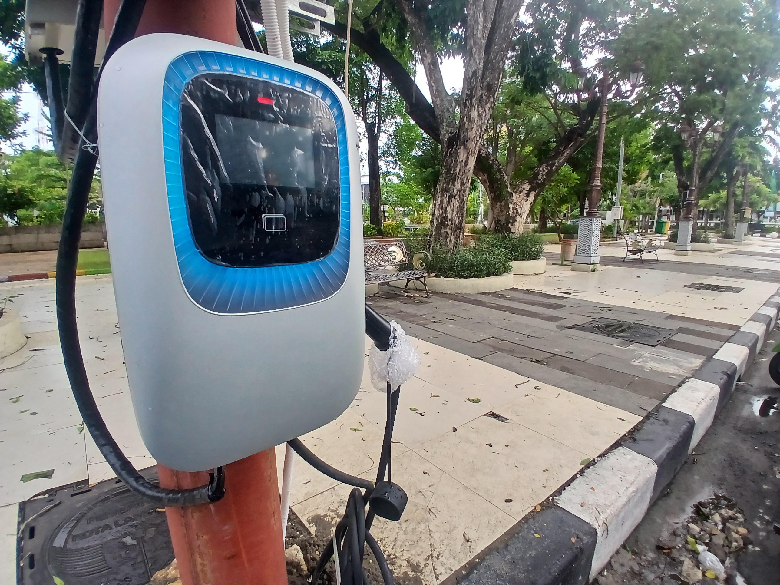 PERALIHAN: Salah satu stasiun pengisian kendaraan listrik umum (SPKLU) untuk mobil listrik di Alun-Alun Lamongan. (Anjar D. Pradipta / Radar Lamongan)