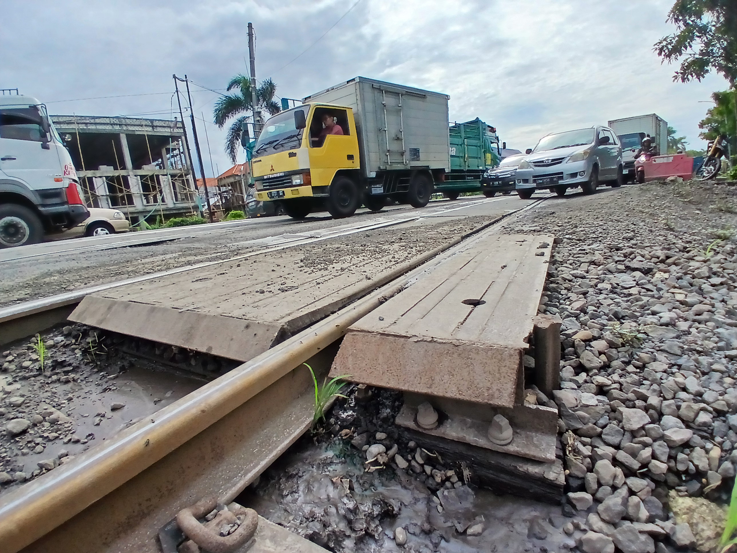 SEGERA DIPERBAIKI: Perlintasan rel KA di barat Terminal Lamongan. (ANJAR DWI PRADIPTA/RDR.LMG)