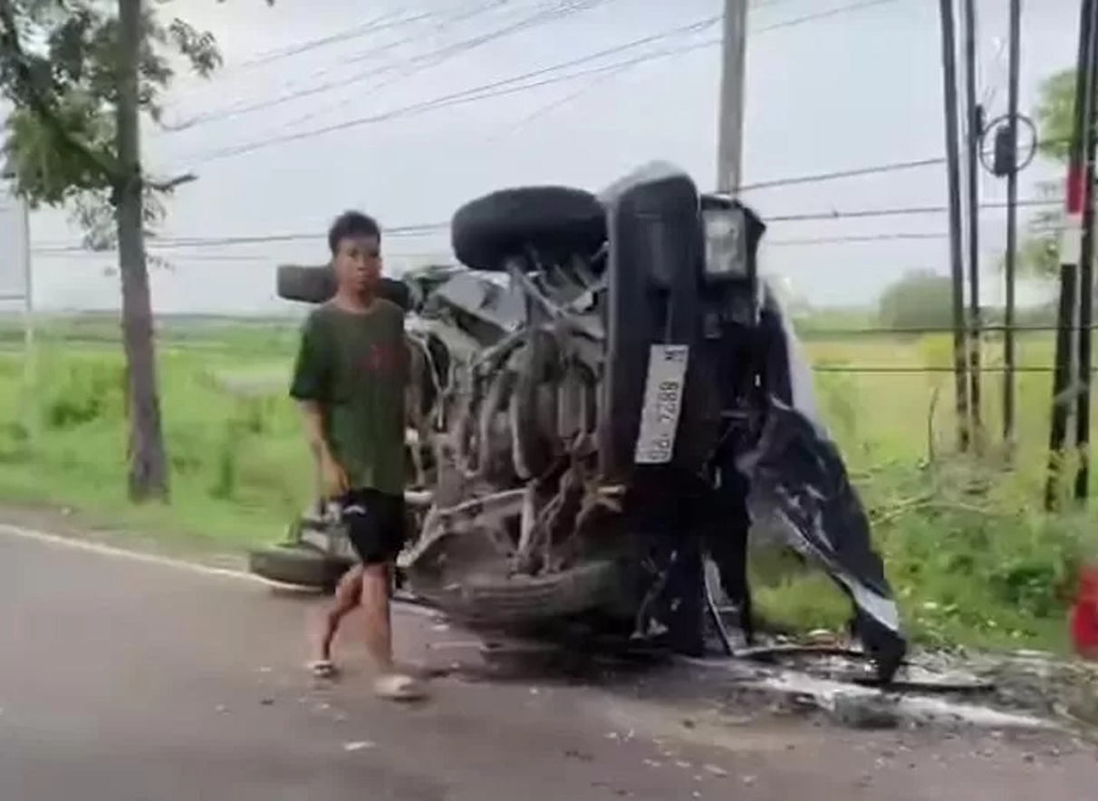 RUSAK: Mobil yang terbalik di wilayah Polres Gresik. (Radar Gresik)