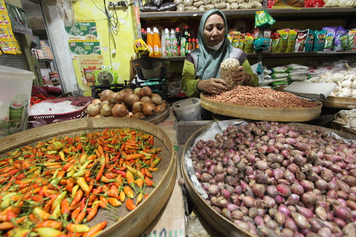 HARGA NAIK: Bumbu dapur yang dijual pedagang di salah satu pasar tradisional di Lamongan. (ANJAR DWI PRADIPTA/RDR.LMG)