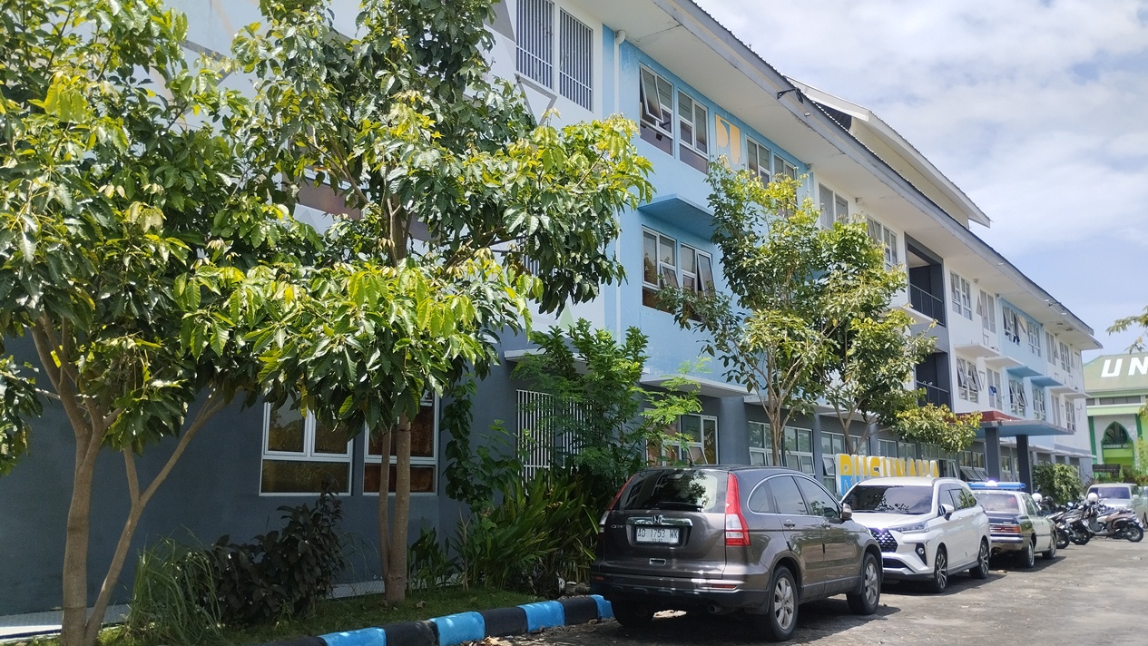 BANYAK MOBIL DIPARKIR: Rusunawa di Jalan Veteran Lamongan kamarnya sudah penuh. (RIKA RATMAWATI/RDR.LMG)
