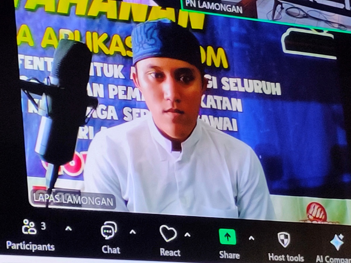 DITUNTUT SEPULUH BULAN: Muhammad Syahrial Ramadhani menjalani persidangan kasus pengeroyokan. (IST/RDR.LMG)