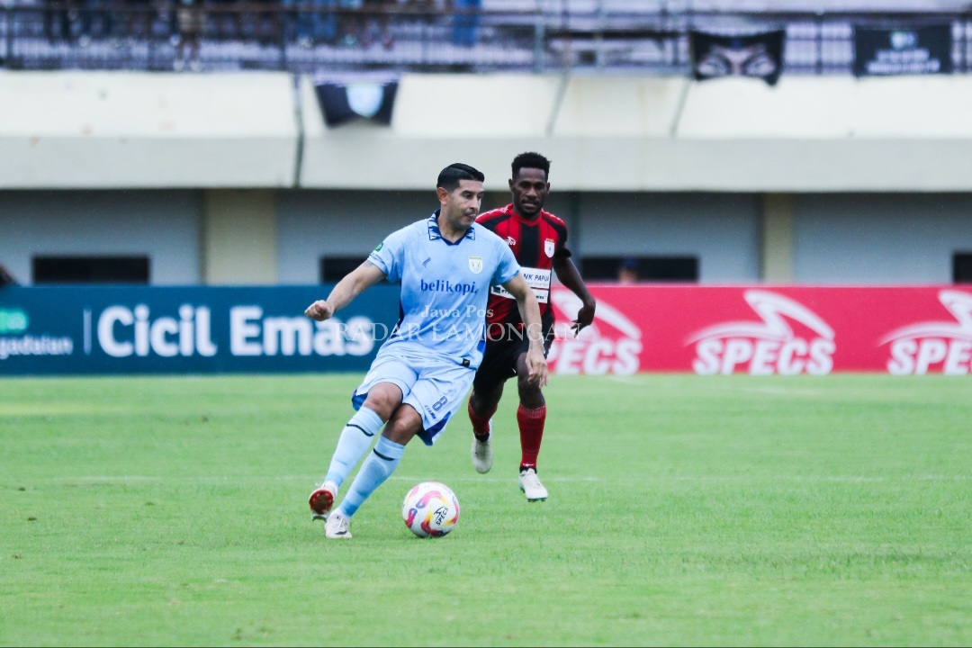 ON FIRE: Esteban Vizcarra yang sudah menemukan sentuhan di laga sebelumnya, diharapkan mampu membantu Persela meraih kemenangan di kandang Rans Nusantara FC.&nbsp;(Anjar D. Pradipta / Radar Lamongan)