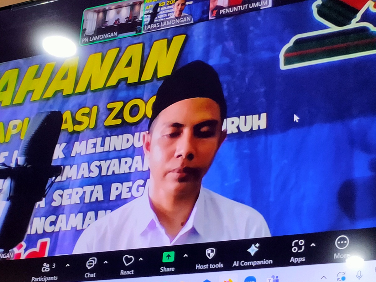 DITUNTUT SEPULUH TAHUN: Jayus Setiawan menjalani persidangan kasus kepemilikan ganja dan peredaran pil dobel L. (IST/RDR.LMG)