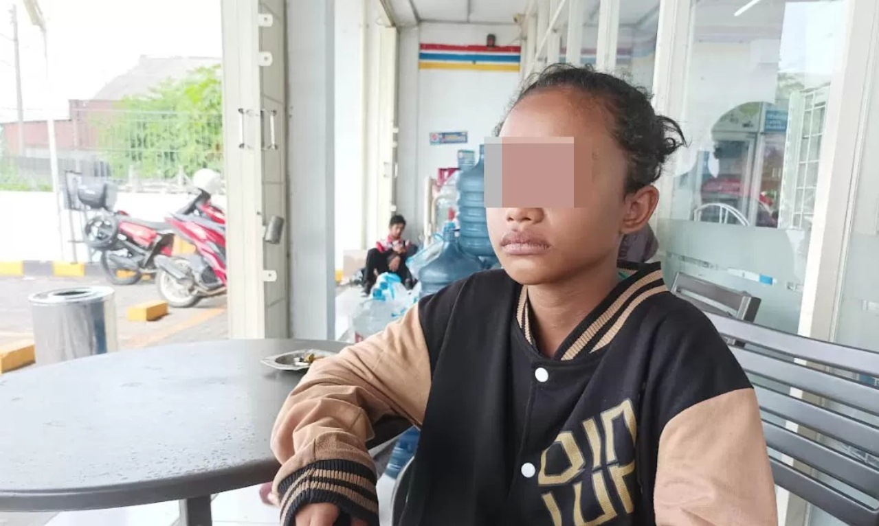TAKUT NUMPANG KENDARAAN SENDIRIAN: Rn saat berada di warung warlaba depan Exit Tol Gending, Kamis (12/12). (Agus Faiz Musleh/Jawa Pos Radar Bromo)