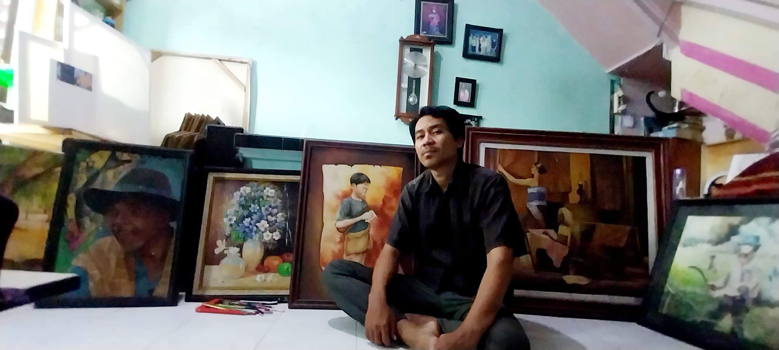 EKSPRESI JIWA: Mujiyanto, guru yang menghasilkan banyak karya seni rupa.  (IST/RADAR LAMONGAN)