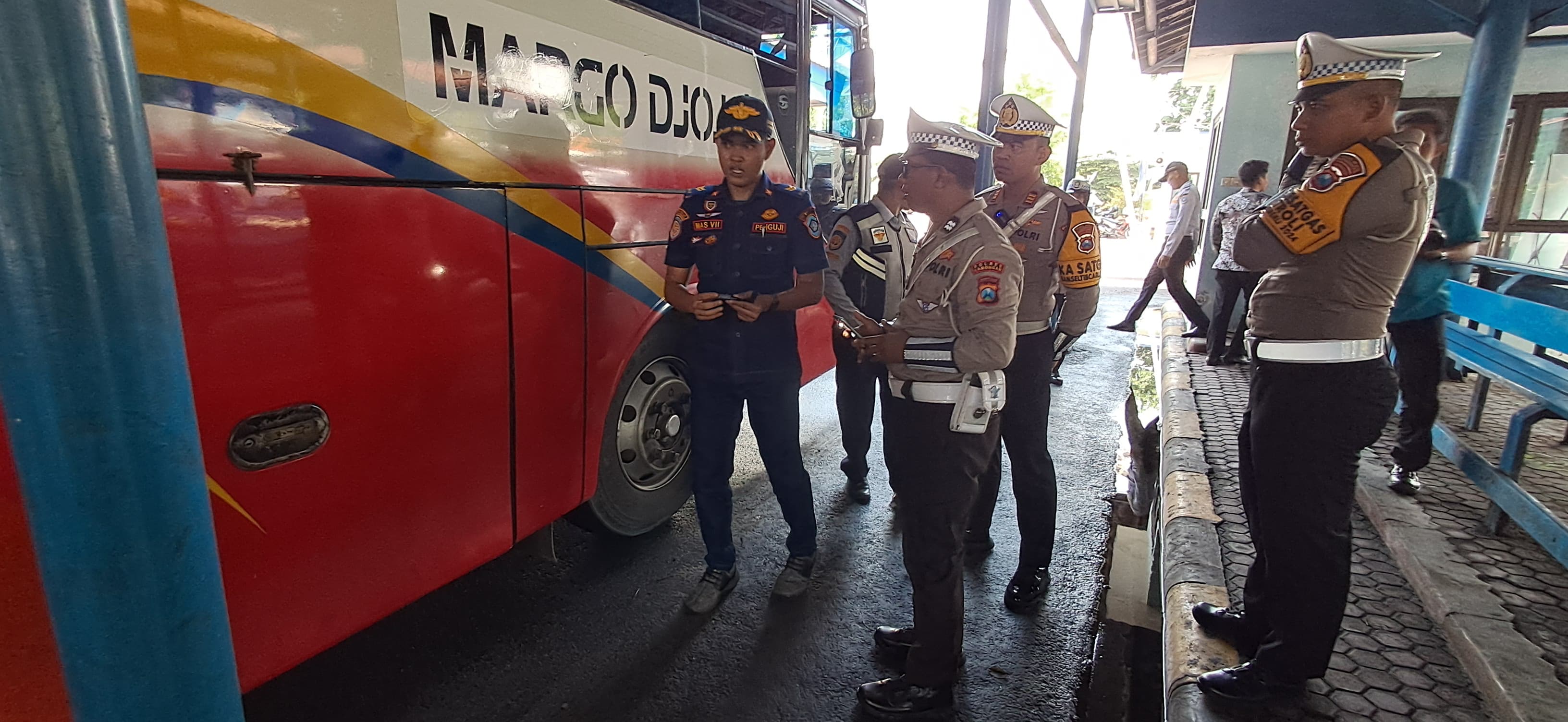 DICEK: Bus jurusan Bojonegoro &mdash; Surabaya yang dicek kondisinya di Terminal Lamongan.  (ANJAR DWI PRADIPTA/RDR.LMG )