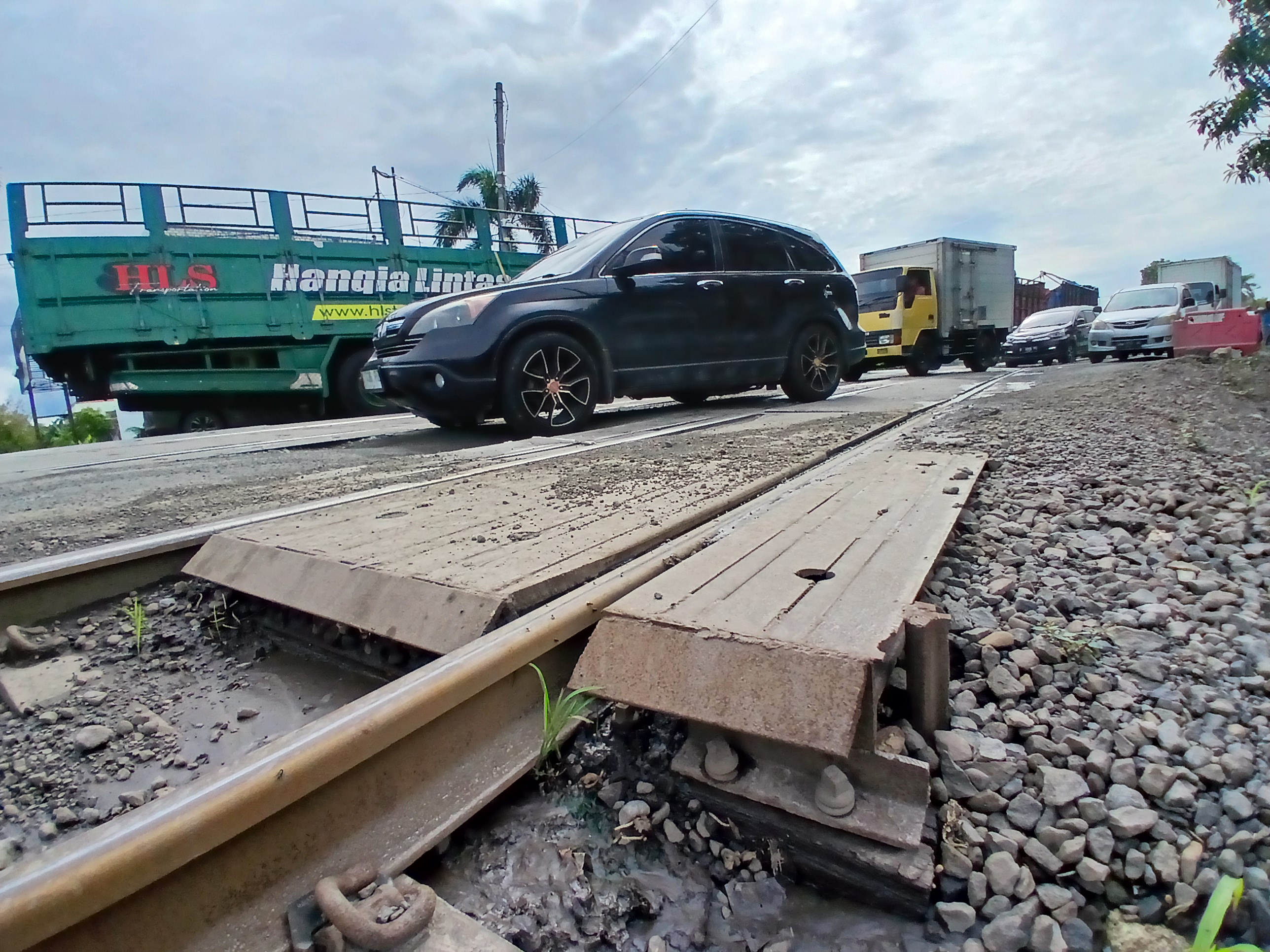 MULAI PERBAIKAN: Perlintasan double track di Jalan Jaksa Agung Suprapto mulai diperbaiki Minggu malam (15/12). (Anjar D. Pradipta / Radar Lamongan)