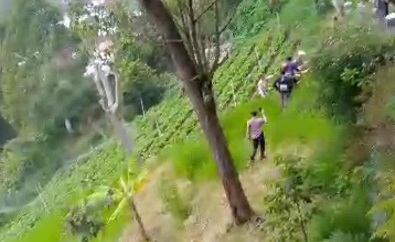 OLAH TKP: Polisi dan warga berusaha mengevakuasi motor korban laka lantas di jalur lama Sarangan-Ngerong, Minggu 15 Desember 2024. (AMATIR WARGA/RADAR MADIUN)