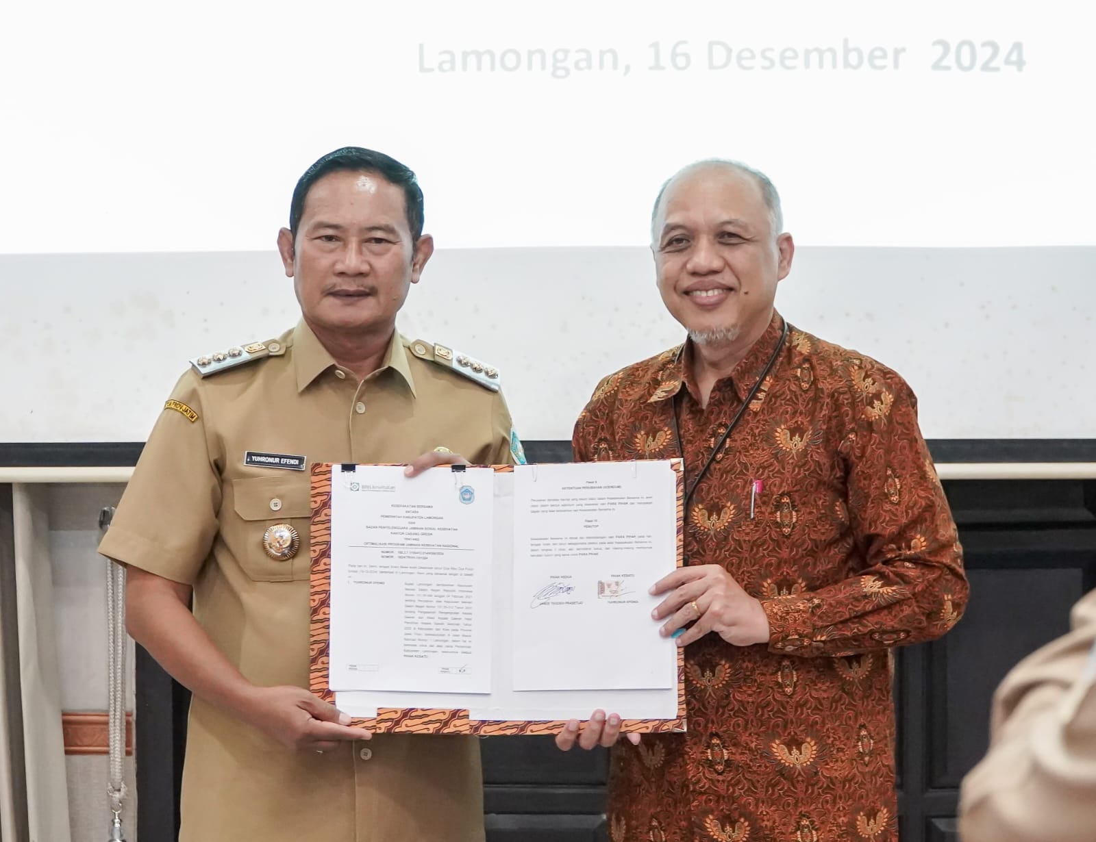 PERLUAS JAMINAN KESEHATAN: Bupati Lamongan, Dr. H. Yuhronur Efendi, MBA melakukan MoU dengan BPJS Kesehatan untuk memberikan jaminan kesehatan yang merata.