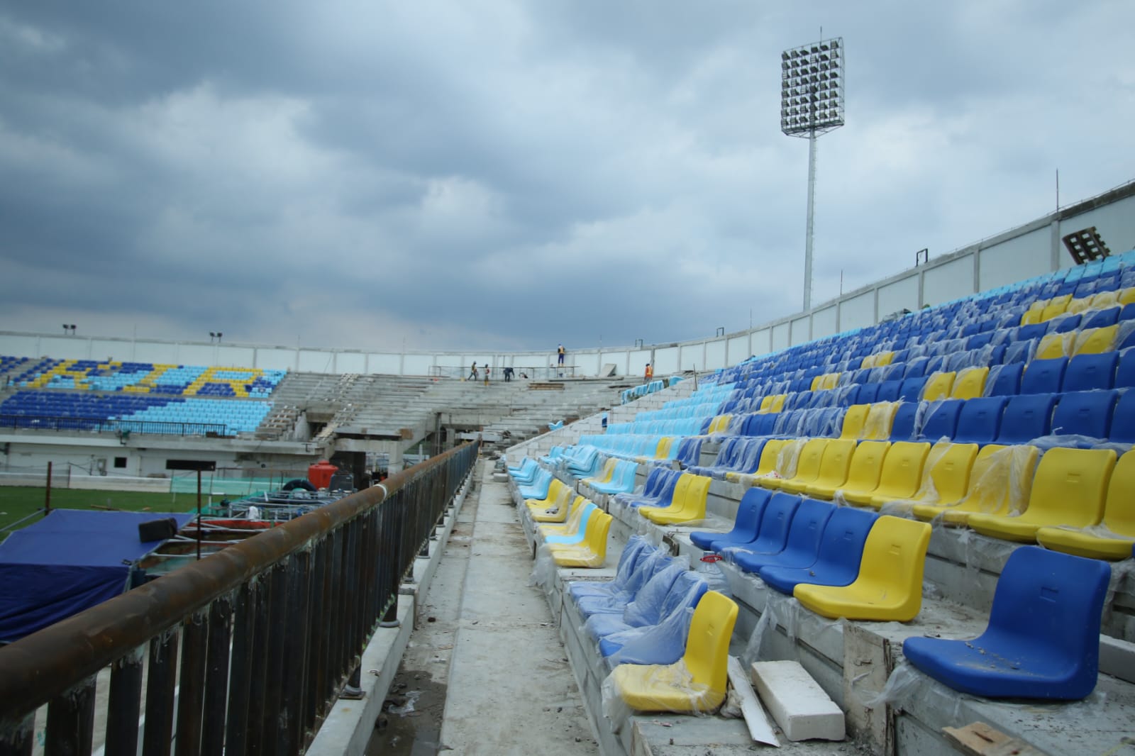 KEJAR TARGET: Pemasangan tribun Stadion Surajaya Lamongan hampir tuntas. (ANJAR DWI PRADIPTA/RDR.LMG)