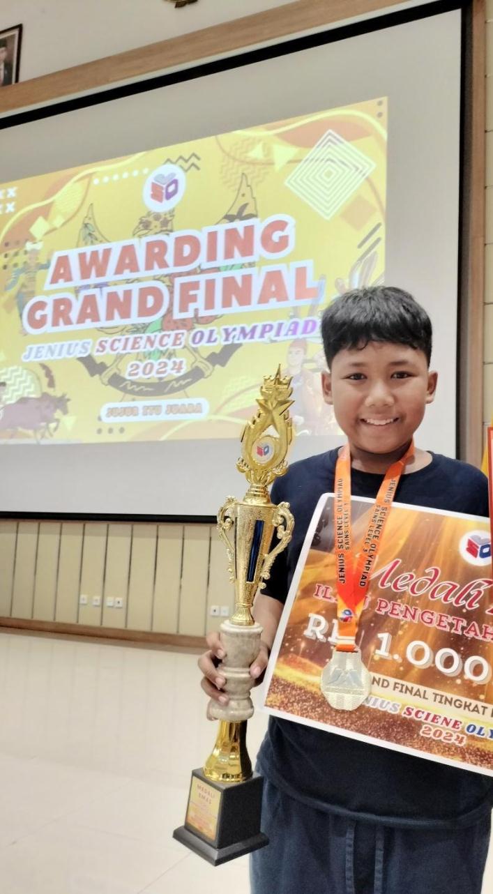 SEHARI TIGA KALI NONTON TV: M Fathir Adibrata Yusuf. (IST/RDR.LMG)
